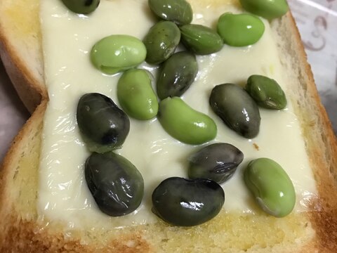 兵庫県産丹波篠山黒枝豆と国産チーズ乗せパン